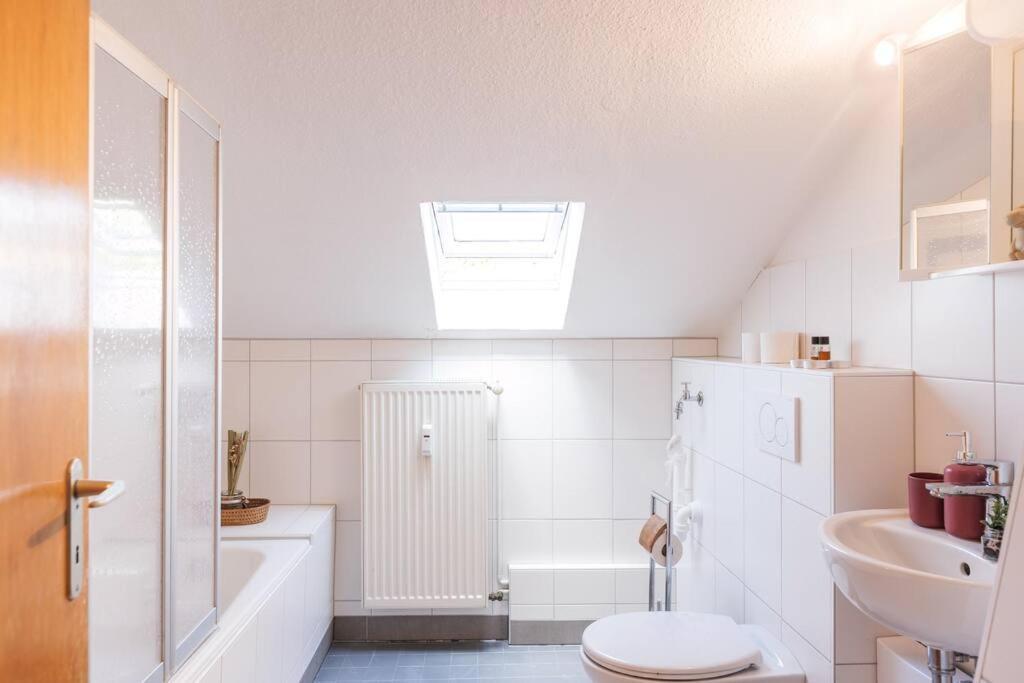 - 3-Bedroom Apartment Luxury: Central & Spacious In Duisburg & Big Tv And Kitchen - Buitenkant foto