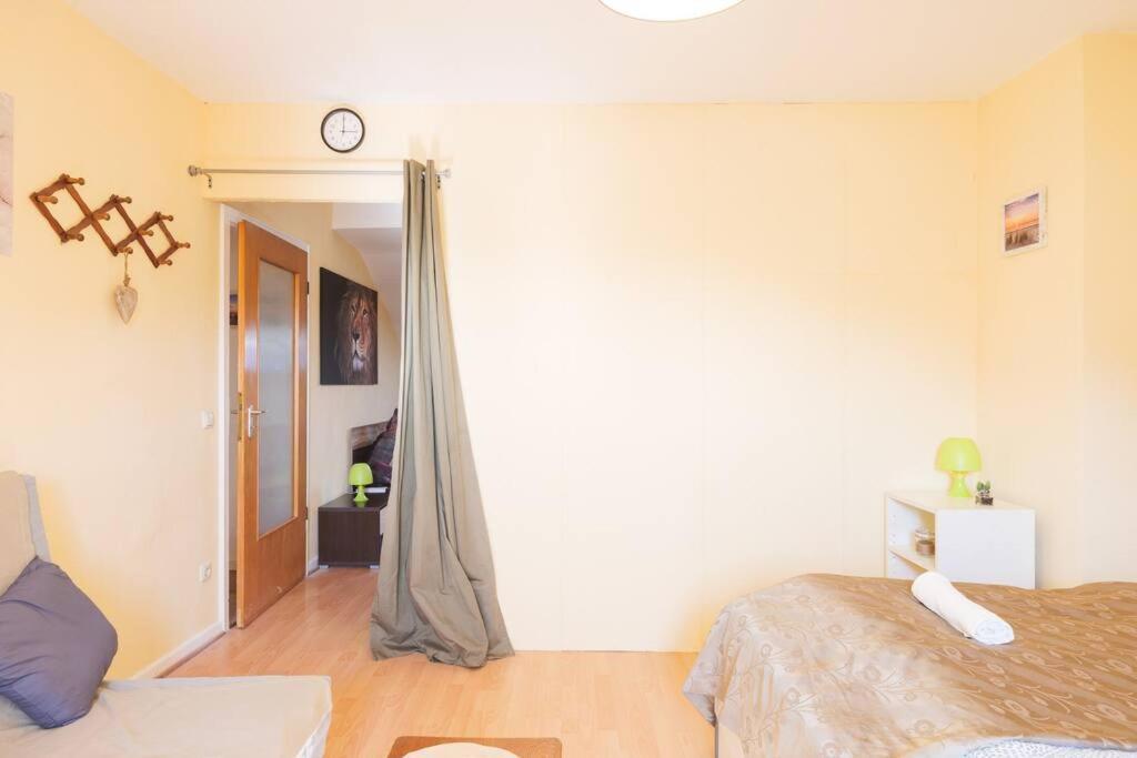 - 3-Bedroom Apartment Luxury: Central & Spacious In Duisburg & Big Tv And Kitchen - Buitenkant foto